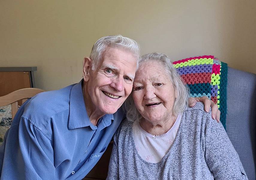 Peter visiting Jean at Beechgrove care home in July 2021